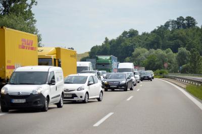 Lkw stuerzt nach Reifenplatzer auf der B10 bei Reichenbach auf die Gegenfahrbahn 